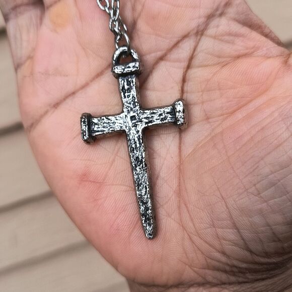 Vintage Hammered Nail Cross Pendant Silver Tone Necklace - Picture 1 of 6